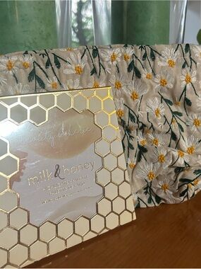 Cosmetic Bag with City Color Milk & Honey Highlighter Palette - Cream & Gold